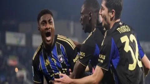 圣托里尼岛周边地震活动加剧，专家揭示异常地震规律